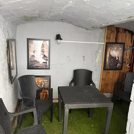 2 Bed Cosy Retreat Clifton Opposite